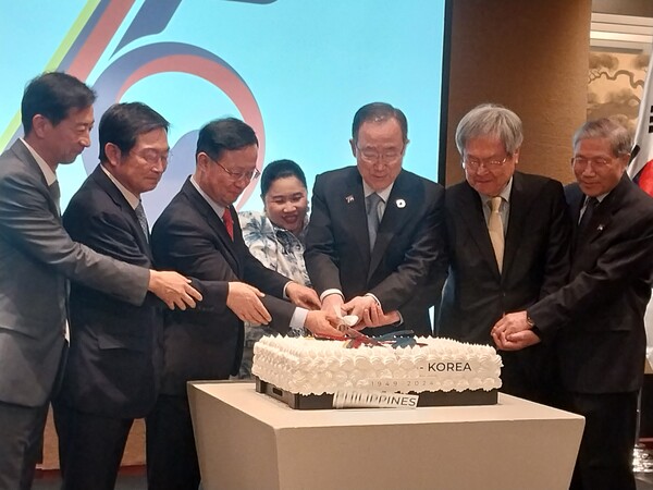 The Philippines Amb. Theresa Dizon-De Vega, Center, cuts a cake along with former UN Secretary-General Ban Ki-moon, fifth from left, to celebrate the 75th anniversary of the diplomatic ties between the Philippines and South Korea in an event held in Seoul on March 5. Photo by Yeo Hong-il/Korea News Plus