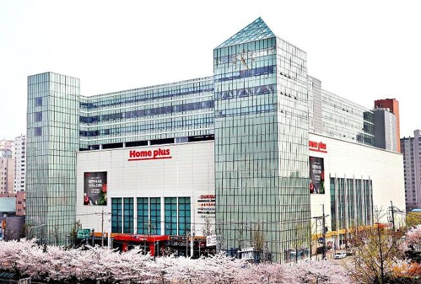 Shown above is a Homeplus store in Seoul. The firm’s sales of smaller-packaged items through the quick-commerce services rocketed over the past three years thanks to their popularity among the increasing number of one-person households. Photo courtesy of Homeplus