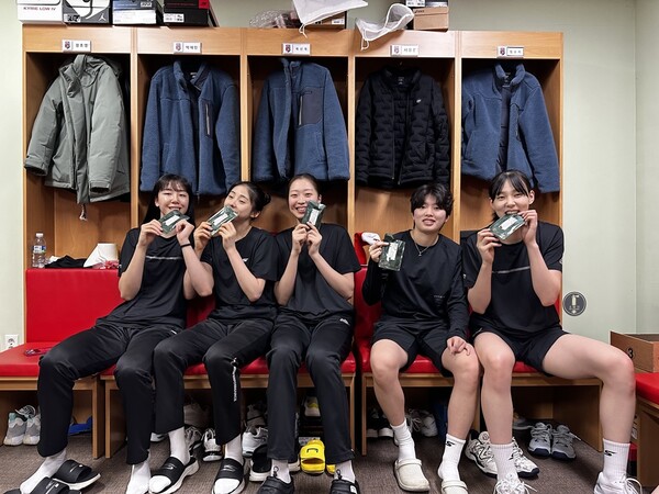Players of Daejeon KGC volleyball team are taking red ginseng products before playing a game. Photo courtesy of KGC