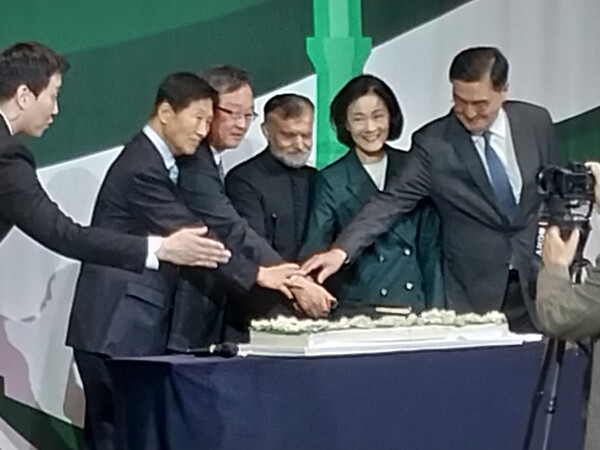 Pakistan Amb. Nabeel Munir, third from right, cuts a cake along with guests in a recent reception in time with the Pakistan Day on March 23 at a Seoul hotel. Photo by Yeo Hong-il/Korea News Plus