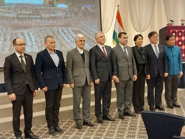 Tajikistan Amb. Salohiddin Kirom, fourth from left, and other celebrated guests pose at an event of observing International Novruz Day at a Seoul hotel on March 25. Photo by Yeo Hong-il/Korea News Plus