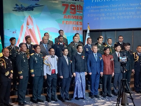 Myanmar Amb. U Thant Sin, center in the front low, and celebrated guests pose during an event designed to commemorate the 79th Armed Forces Day of Myanmar at a Seoul hotel on March 27. Photo by Yeo Hong-il/Korea News Plus
