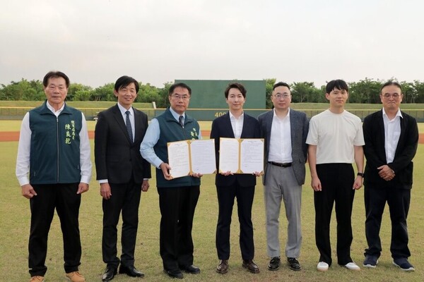 Tainan Mayor Huang Wei-che, third from left, and Lotte Giants General Manager Park Joon-hyuk, fourth from left, pose for a photo after signing the memorandum of understanding on Oct. 8. [Photo courtesy of Tainan City]
