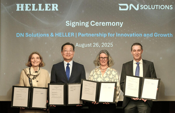 DN Solutions CEO Kim Won-jong, second from left, signs an agreement to purchase HELLER at the letter’s office in Nürtingen, Germany, on Aug. 26. [Photo courtesy of DN Solutions]
