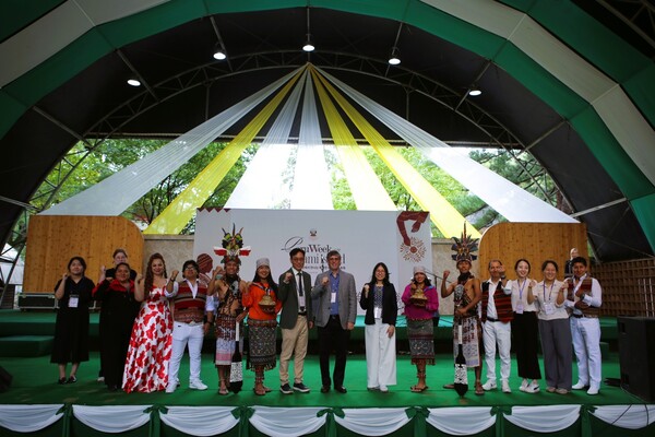 Peruvian Amb. Paul Fernando Duclos Parodi, center, pumps his fist during an event designed to celebrate the ‘Peru Week’ in Nami Island, Gangwon Province. The event took place late last month. [Photo by Yeo Hong-il/Korea News Plus]