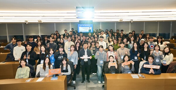Participants in the Meet-Up event of the Mirae Asset Park Hyeon Joo Foundation pose at the meeting at the head office of Mirae Asset on Oct. 3 in Seoul. [Photo courtesy of Mirae Asset]