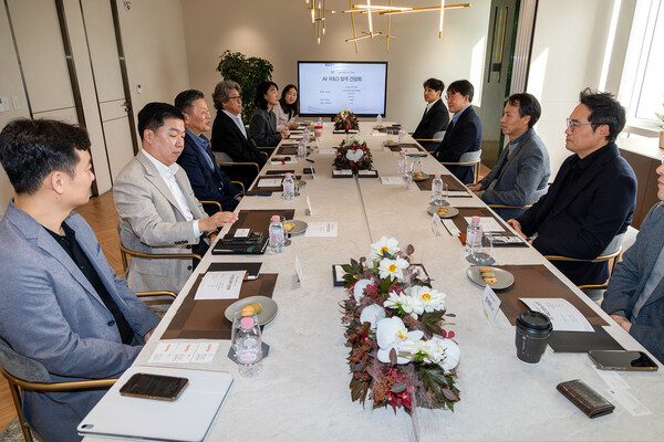 Executives from Meritz Fire & Marine Insurance and KT discuss ways to develop an AI-powered system for the insurance industry at a KT office in downtown Seoul on Nov. 6. [Photo courtesy of KT]