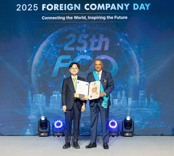 S-OIL CEO Anwar A. Al-Hejazi, right, poses after receiving the Gold Tower Order of Industrial Service Merit from Minister of Trade, Industry and Resources Kim Jung-kwan during a Foreign Company Day 2025 event in Seoul on Nov. 13. [Photo courtesy of S-Oil]