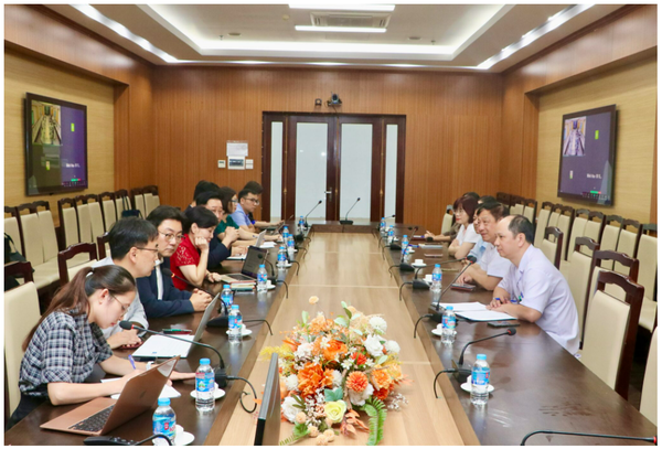 Representatives of Hyundai Bioscience discuss the cooperation in using an anti-viral drug. It took place in July in Vietnam. [Photo courtesy of Hyundai Bioscience]