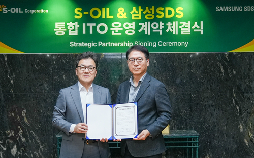 S-Oil President Ryu Yul, right, shakes hands with Samsung SDS CEO Lee June-hee after signing an IT outsourcing contract at the refiner’s head office in Seoul on Nov. 14. [Photo courtesy of S-Oil]