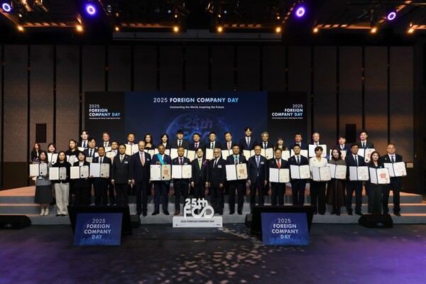 MOTIR Minister Kim Jung-kwan, ninth from left on the front row, and EU Amb. Ugo Astuto, 10th from left on the front row, pose during the 2025 Foreign Company Day event. It recently took place in Seoul. [Photo courtesy of the Ministry of Trade, Industry and Resources]