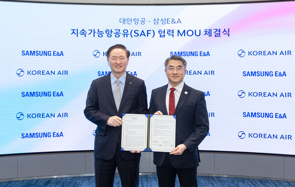 Korean Air Vice Chairman Woo Kee-hong, left, poses with Samsung E&A CEO Namkoong Hong after agreeing to cooperate at an MOU signing ceremony in Seoul on Nov. 20. [Photo courtesy of Korean Air]
