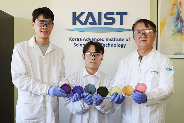 KAIST Prof. Lee Sang-yup, right, and researchers pose after making a breakthrough in textile manufacturing. [Photo courtesy of KAIST] 