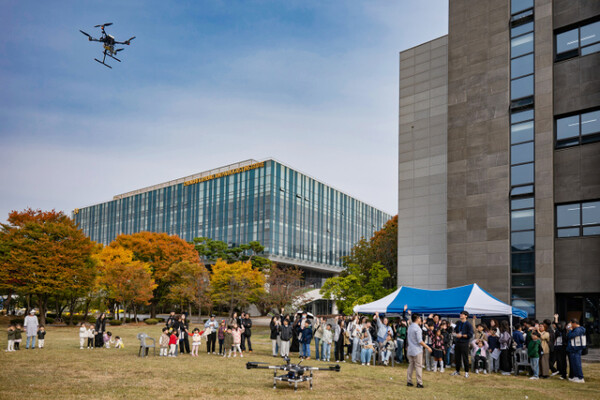 Visitors to KAIST watch a drone flight in an event held as a part of the university’s effort to contribute to society. [Photo courtesy of KAIST]