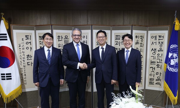 LG AI Research chief Lim Woo-hyung, right, poses with UNESCO Director-General Khaled El-Enany, second from left, and South Korean Deputy Prime Minister and Science and ICT Minister Bae Kyung-hoon, second from right, after agreeing to launch a global online education program on AI ethics in South Korea on July 20. [Photo courtesy of LG Group]
