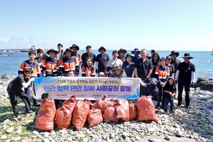 Korea Zinc employees take part in beach cleanup